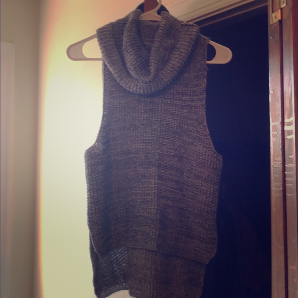 Black/grey/white sleeveless turtleneck sweater